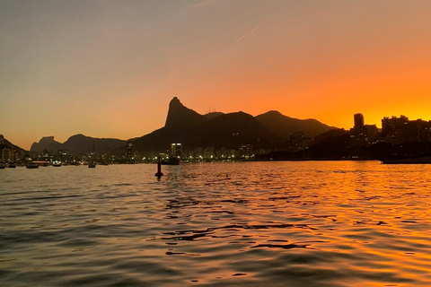 Rio de Janeiro : Tour en bateau au coucher du soleil avec toast Heineken