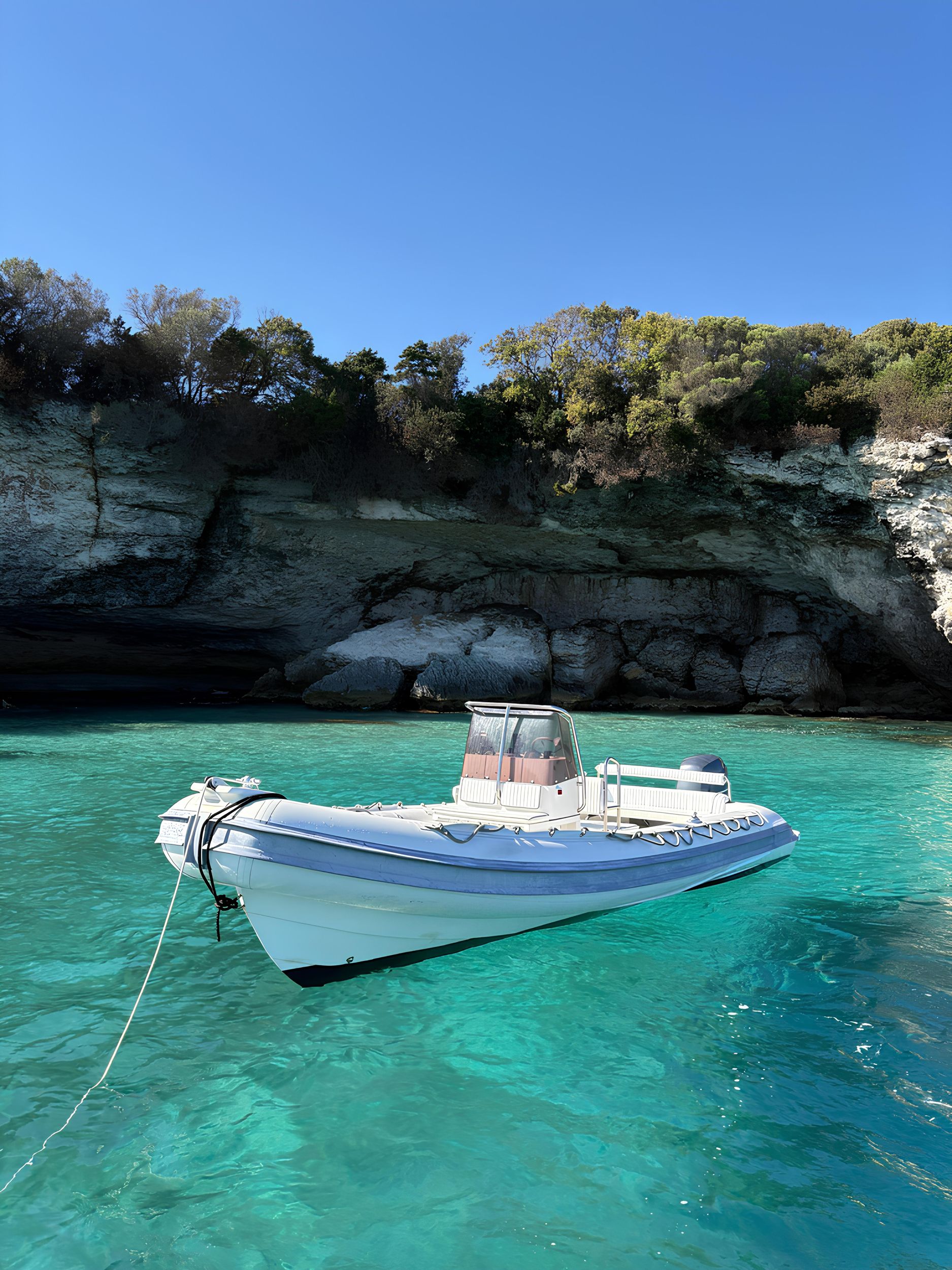 Von Santa Teresa Gallura: privates Beiboot mit Skipper