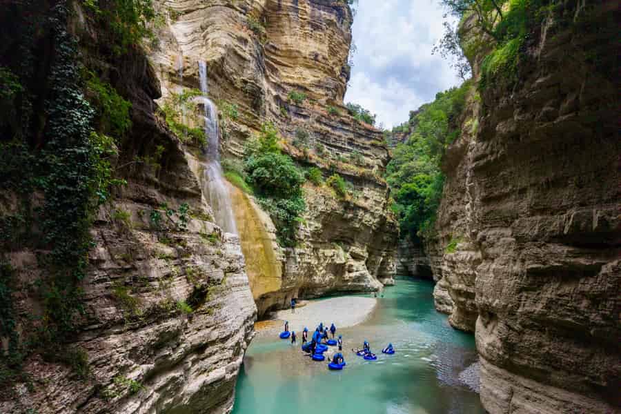 Saisonales Abenteuer in der Osum-Schlucht – Rafting & Tubing. Foto: GetYourGuide Saisonales Abenteuer in der Osum-Schlucht – Rafting & Tubing. Foto: GetYourGuide