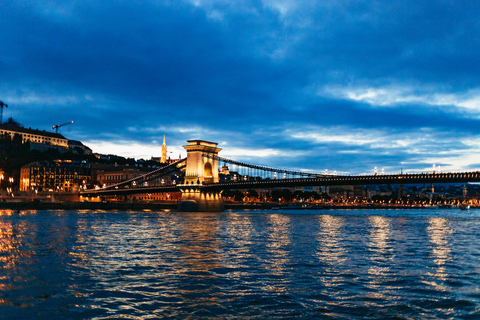 Budapest: Dinner-Kreuzfahrt mit Operette und Folklore-Show7-Gänge-Menü