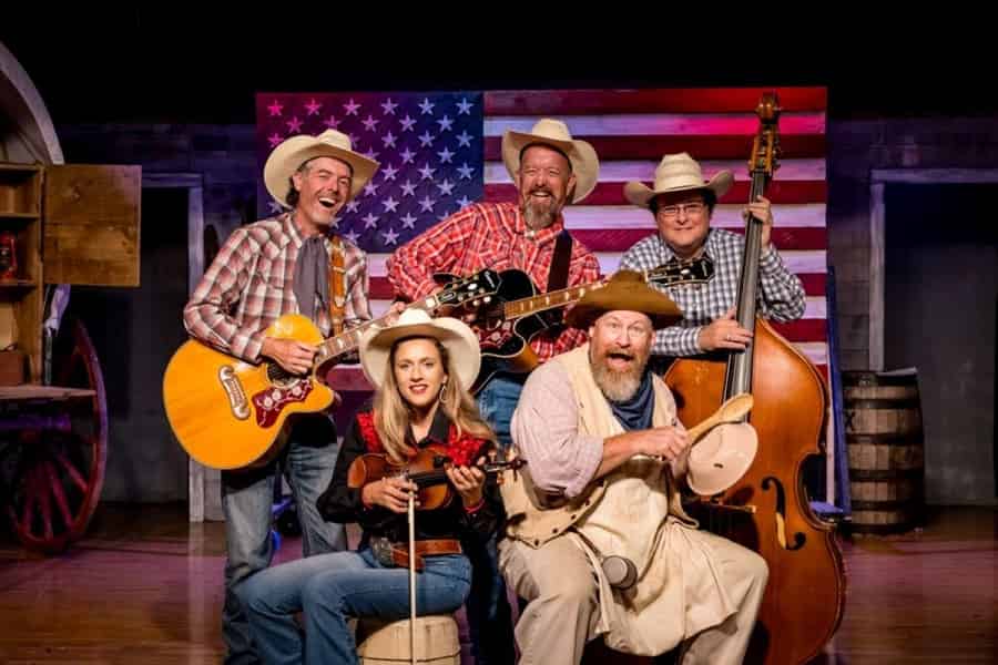 Branson: Chuckwagon Dinner Show und Freilichttheater. Foto: GetYourGuide