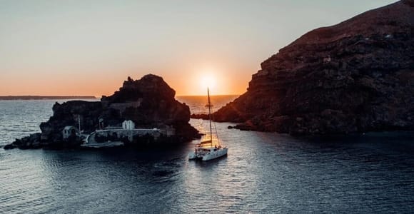Santorini: Private Catamaran Cruise with BBQ Meal and Drinks