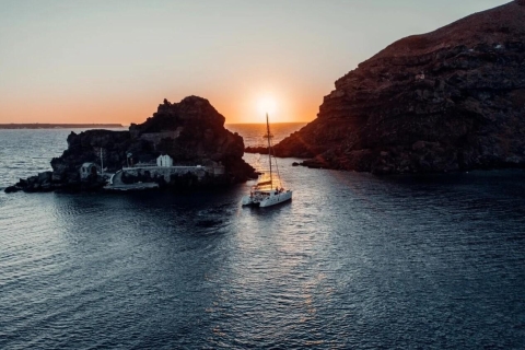 Santorin: Private Katamaranfahrt mit Barbecue & GetränkenPrivate Tour bei Sonnenuntergang