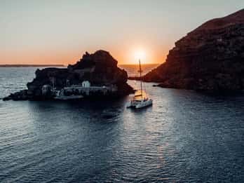Santorini: crucero privado en catamarán con barbacoa y bebidas.