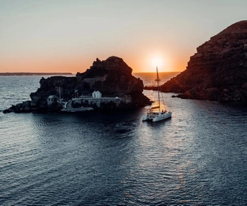 Santorini: Private Catamaran Cruise with BBQ Meal and Drinks