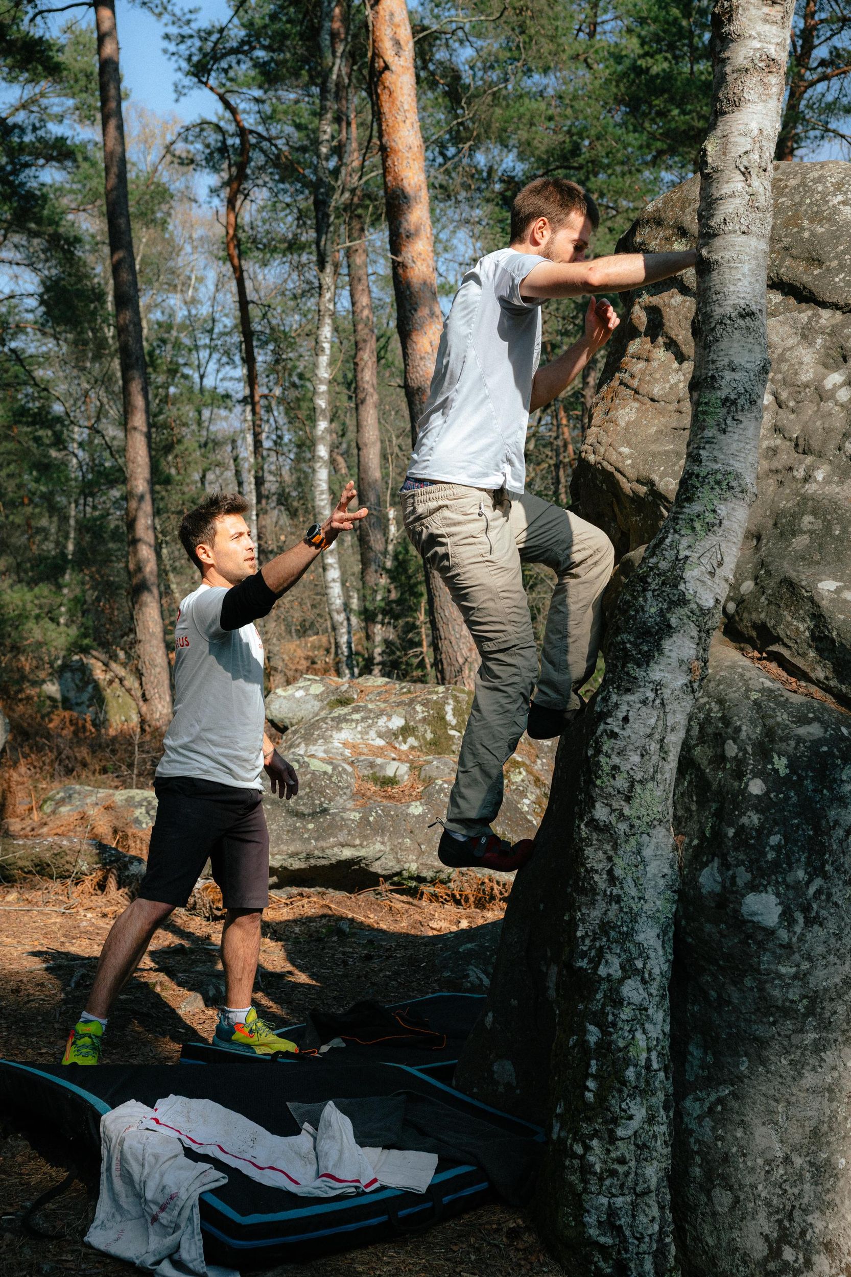Kletterausflug in Fontainebleau mit der Familie oder einer Gruppe von Freundinnen und Freunden