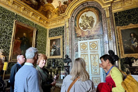 Versailles: Skip-the-Line Versailles Palace and Garden Tour Transport from Paris + Palace Guided Tour + Gardens Access