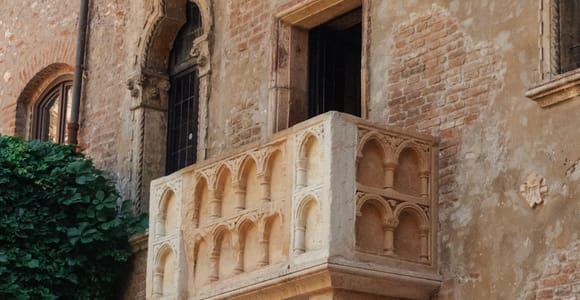 Verona: Historical & Gourmet Walking Tour with 3 Tastings