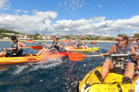 Barcelona: Excursión en kayak y snorkel por la Costa Brava con almuerzo