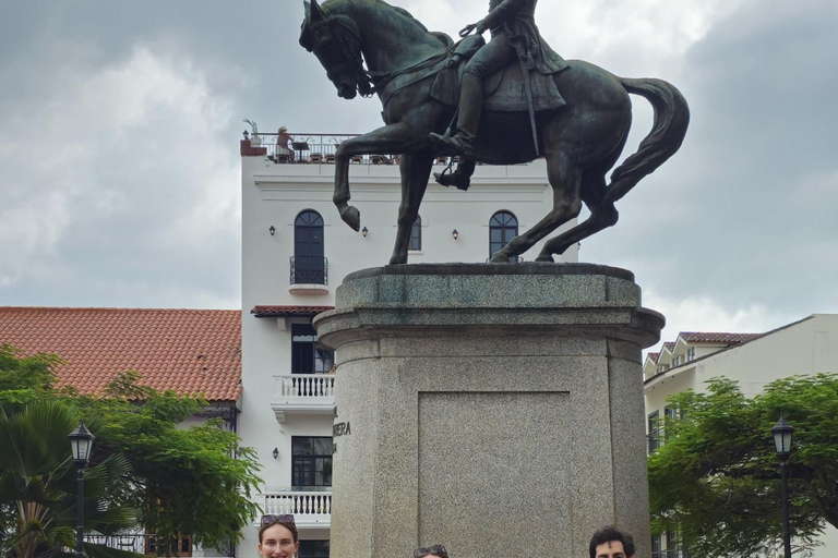 Tour a piedi nel Casco Viejo con la gente del posto