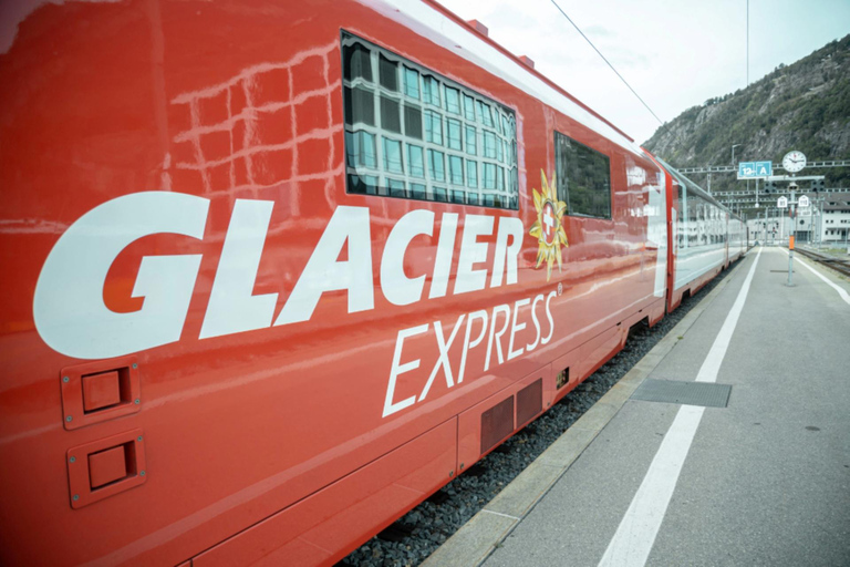 Lucerna: Tour privato di Glacier Express sulle Alpi svizzere e LucernaIl Pass ferroviario Premium di Glacier Express