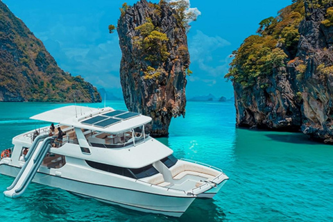 Phuket: James Bond i zatoka Phang Nga luksusowym jachtem o zachodzie słońcaSpotkanie przy molo (opłata za wstęp do parku narodowego wliczona w cenę)