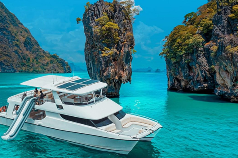 Phuket: James Bond i zatoka Phang Nga luksusowym jachtem o zachodzie słońcaSpotkanie przy molo (opłata za wstęp do parku narodowego wliczona w cenę)