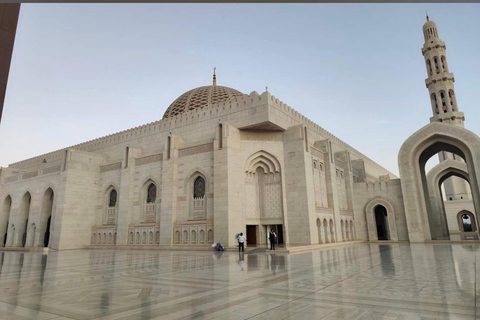 Muscat: Private City Tour with a Local Guide & Full Transfer