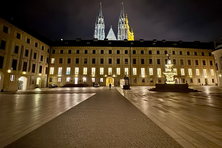 Prague: VIP Prague Castle Night Walk with Panoramic Views VIP Prague Castle Night Walk with Panoramic Views (German)