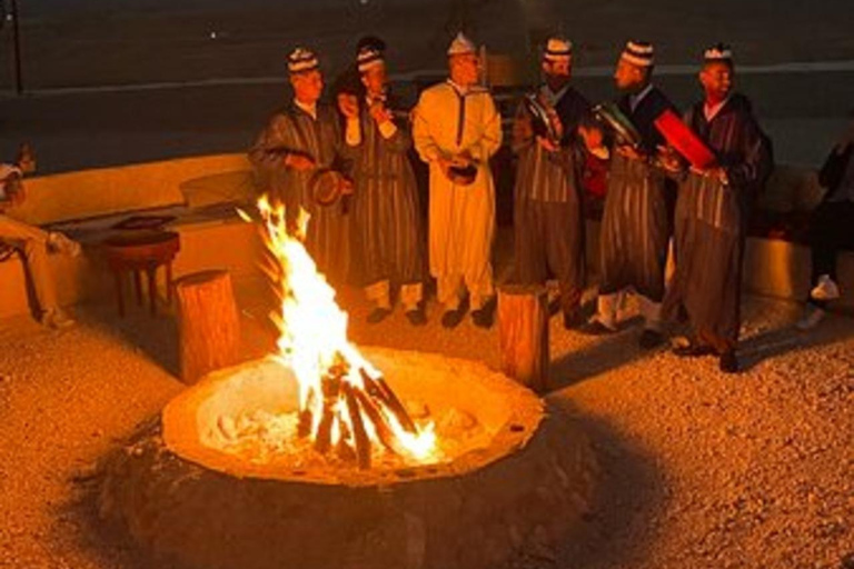 Marrakesz: Agafay Desert Sunset Quad Bike z kolacją i pokazem