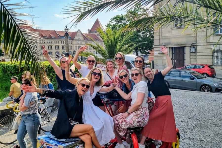 Bier Bike & Party Bike: Unvergessliche Berlin City Tour inkl. Abholung. Foto: GetYourGuide Bier Bike & Party Bike: Unvergessliche Berlin City Tour inkl. Abholung. Foto: GetYourGuide