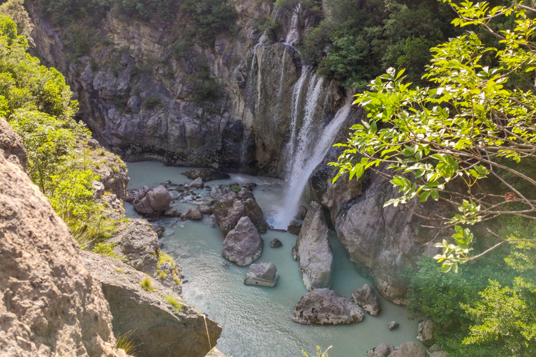 &quot;Pëllumbas grot en Erzeni rivier: Wandelen en zwemmen&quot;