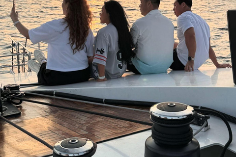 Jeju: Yacht Tour with Optional Sunset or Haenyeo Experience Sunset Tour