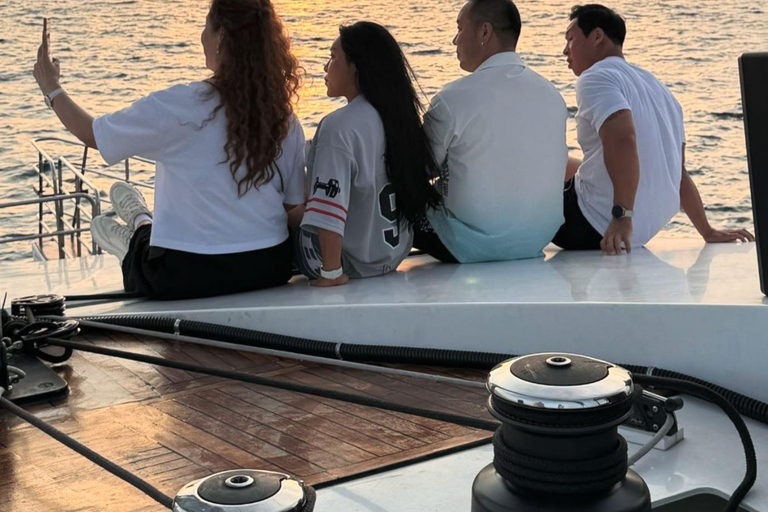 Jeju: Yacht Tour with Optional Sunset or Haenyeo Experience Sunset Tour