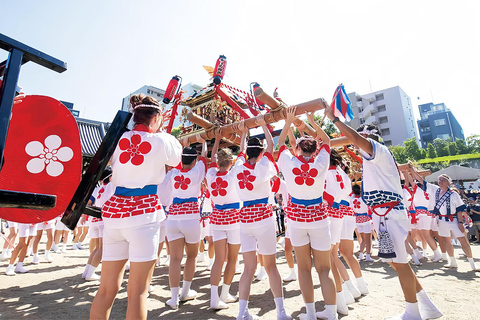 From Osaka/Kyoto: Tenjin Matsuri Fireworks&Yukata Experience From Osaka (Men's Yukata Experience)
