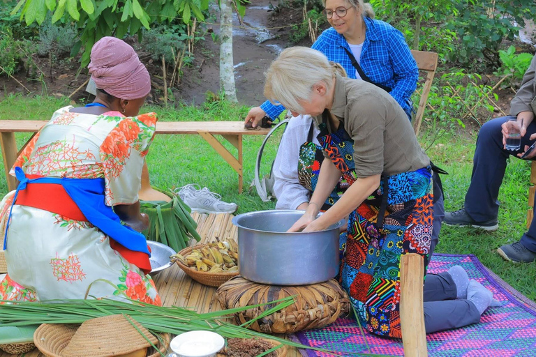 Kampala: Farm and Community Tour with traditional Lunch