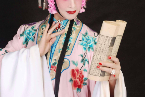 جولة تجمع بين الألعاب البهلوانية وعروض الأوبرا في بكين