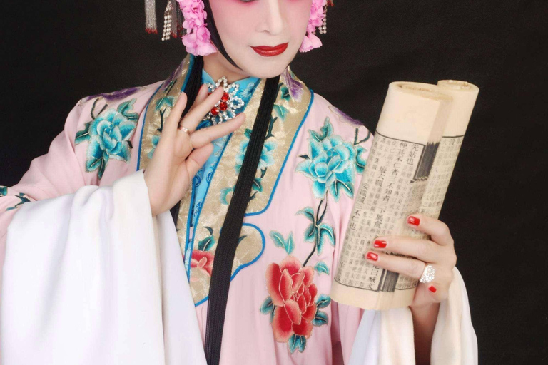 جولة تجمع بين الألعاب البهلوانية وعروض الأوبرا في بكين