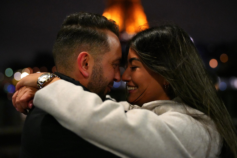 Paris: Photoshoot by the Eiffel Tower, BEST PRICE AND VALUE 15-Min Day Session – (5 Edited Photos)