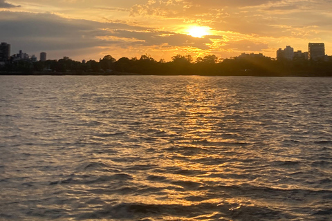 Buenos Aires: Sailboat ride, special city view, and food on board Buenos Aires: Sailboat tour, special view of the city, and lunch on board