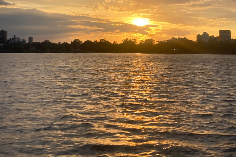 Buenos Aires: Sailboat ride, special city view, and food on board Buenos Aires: Sailboat tour, special view of the city, and lunch on board