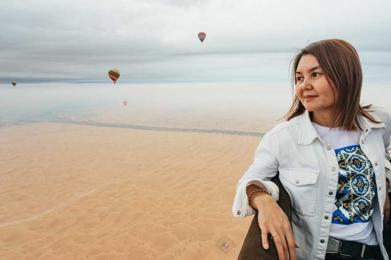 Dubai: Sonnenaufgang Heißluftballonfahrt mit Kamelritt und Frühstück