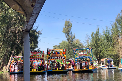 &quot;Flytande fiesta i Xochimilco: kanaler, tequila och tradition&quot;.