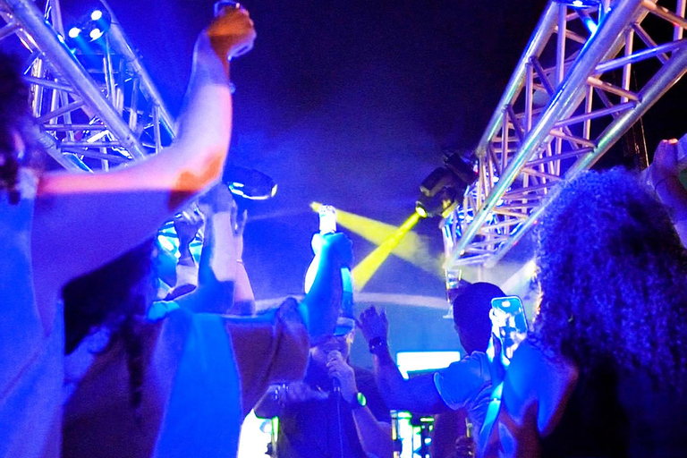 Visite en bus de la vie nocturne d'Aruba à bord d'un carnaval