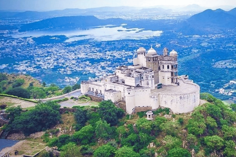 Tour della città di Udaipur di un giorno intero in auto con la guidaUdaipur: Tour guidato dell&#039;intera giornata della città di Udaipur in taxi