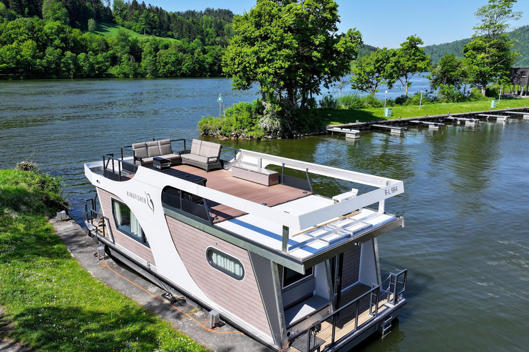 A picturesque ride on the Danube with our houseboat A picturesque trip on the Danube with our houseboat