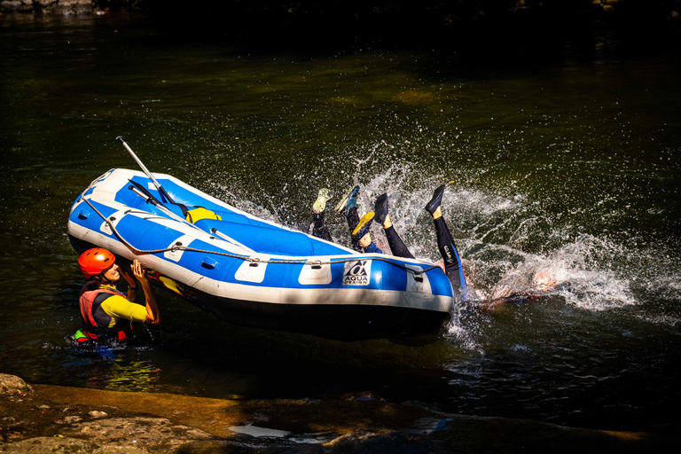 Foix: avventura di rafting per famiglie sul fiume AriègeFoix: un'avventura di rafting per tutta la famiglia sul fiume Ariège