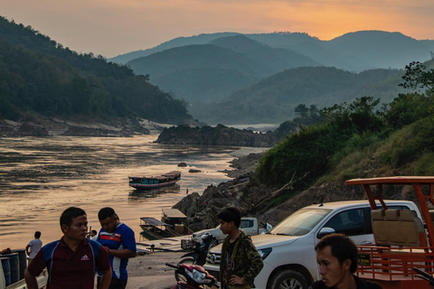 Z Chiang Rai do Luang Prabang: Powolna łódź 2 dni 1 nocWycieczka 2-dniowa z Chiang Rai do Luang Prabang powolną łodzią