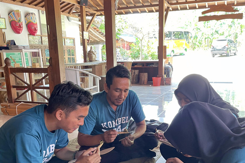 Yogyakarta: Wood Batik Workshop with Transfer & Lunch Option Wood Batik Workshop with Transfer & Lunch