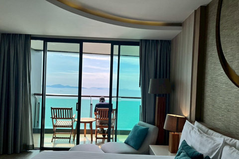 Pattaya: Evening City Tour & Alcazar Cabaret Show Pattaya: Evening City Tour & Alcazar Cabaret Show