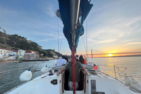 رحلة بحرية لمدة ساعتين في لشبونة على متن سفينة غروب الشمسرحلة بحرية لشبونة غروب الشمس لمدة ساعتين