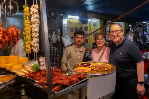 Tour gastronomico e del patrimonio di Mumbai e passeggiata nel vivace bazar locale