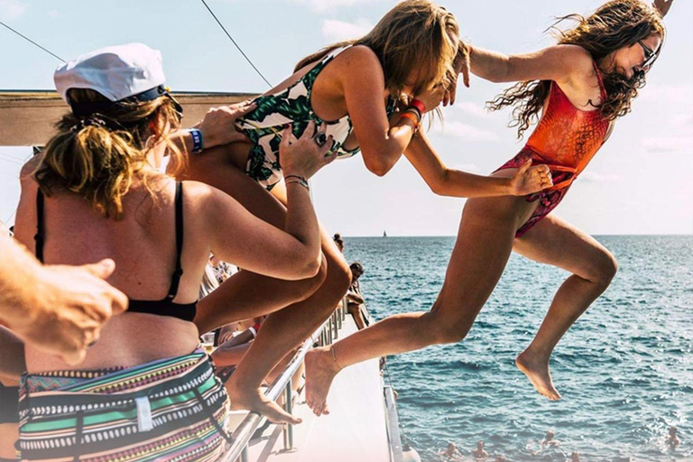 Mallorca: Boat Party with Live DJs, Lunch, &amp; Nightclub Entry