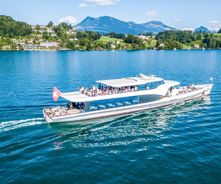 Luzern: Bootsfahrt auf einer Panorama-Jacht