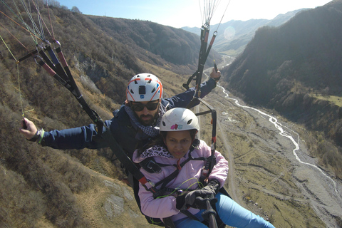 Georgia: Paragliding tandem flight in Gudauri with video Georgia: Paragliding flight in the mountains and video of it