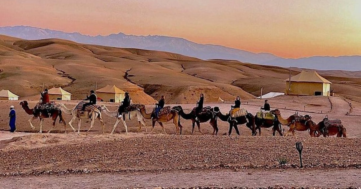 Pôr do sol no deserto de Agafay jantar show e passeio de camelo