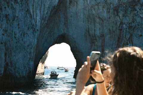 Sorrento: Passeio de iate por Capri e Gruta Azul com mergulho com snorkel