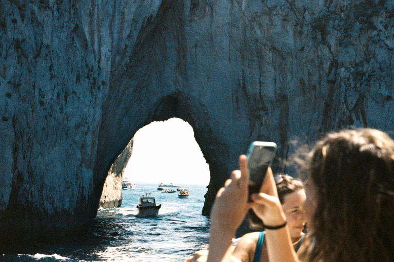 Desde Sorrento: Crucero en barco por Capri con baño y Prosecco