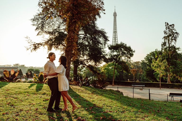 Paris: Eiffel Tower Street Photoshoot Paris: Eiffel Tower 15m Photoshoot - 5 Photos