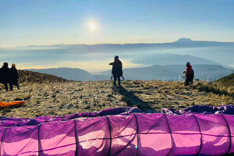 Quito: Paragliding Flight from the Teleférico with 360 Video